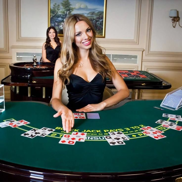 Pemain kasino langsung sedang menikmati permainan baccarat dengan dealer profesional melalui perangkat mobile